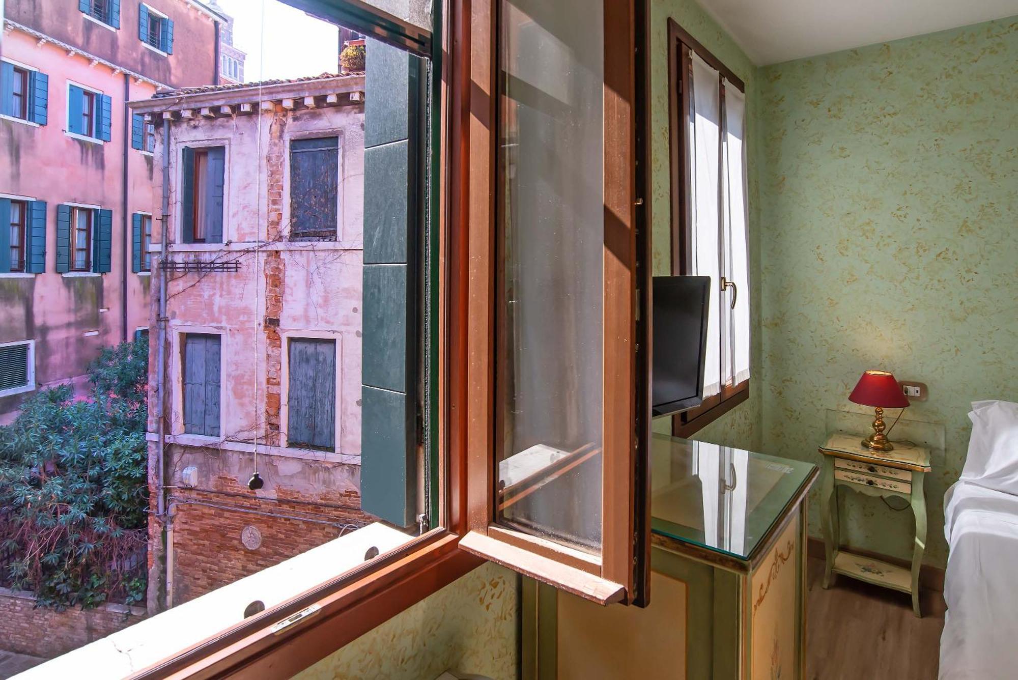 La Fenice Et Des Artistes Hotel