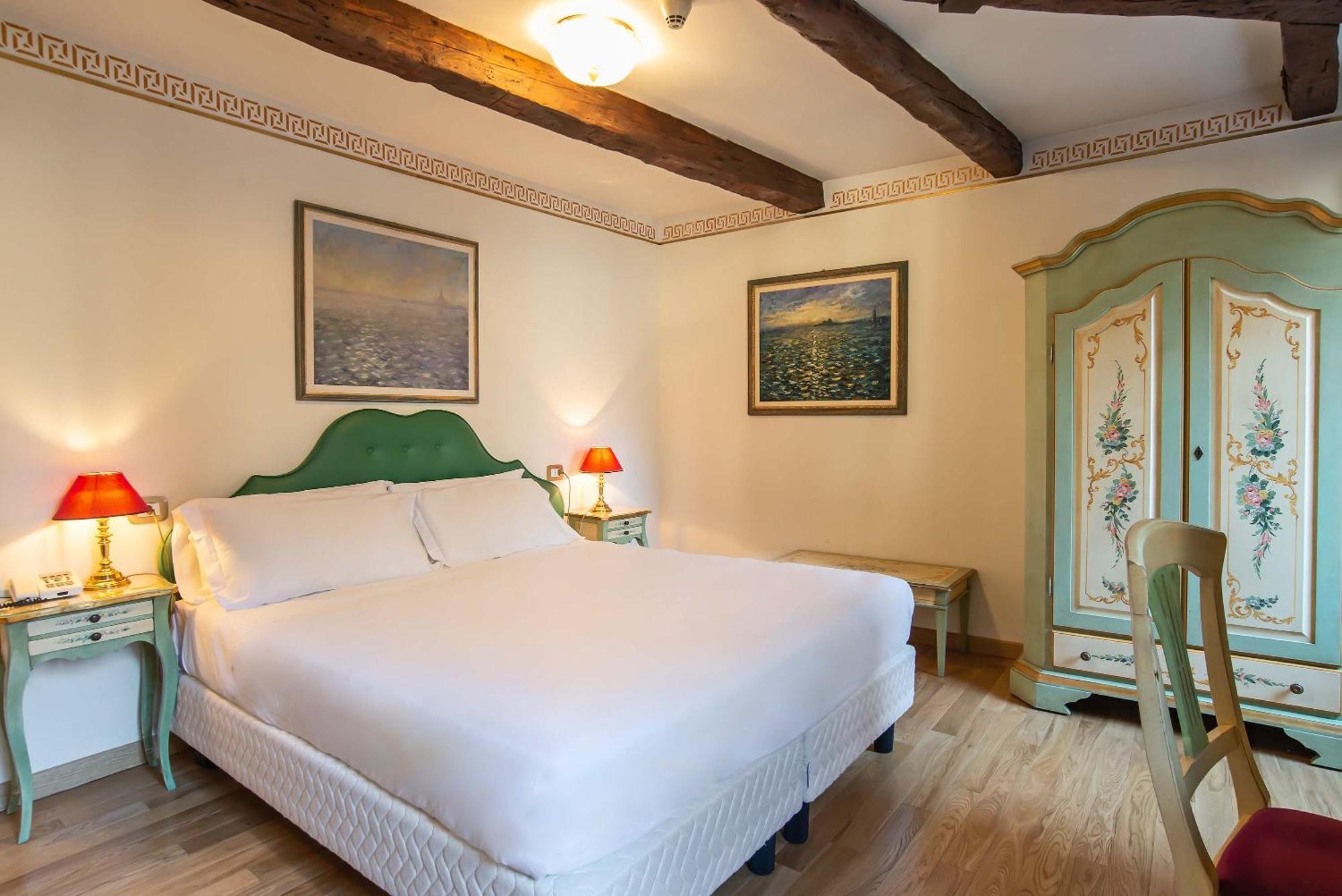 La Fenice Et Des Artistes Hotel 3*