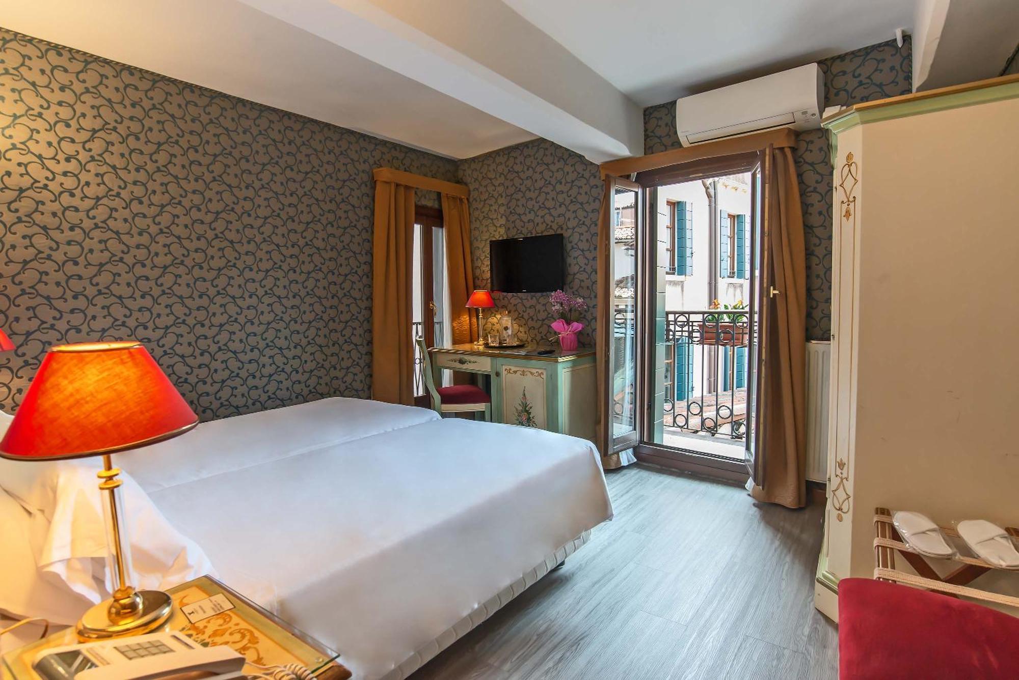 La Fenice Et Des Artistes Hotel
