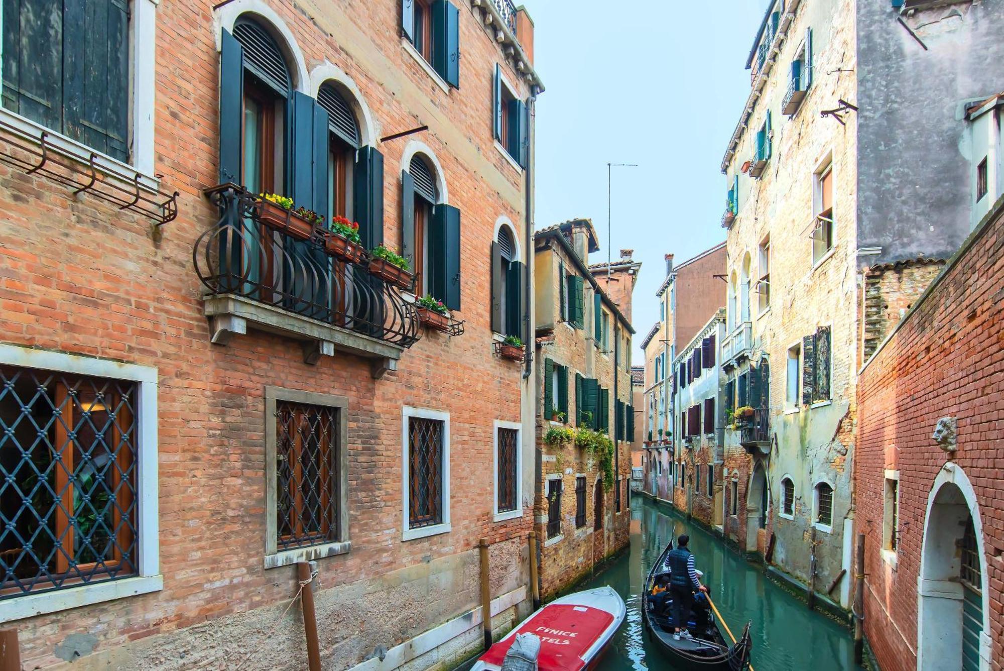 La Fenice Et Des Artistes Hotel