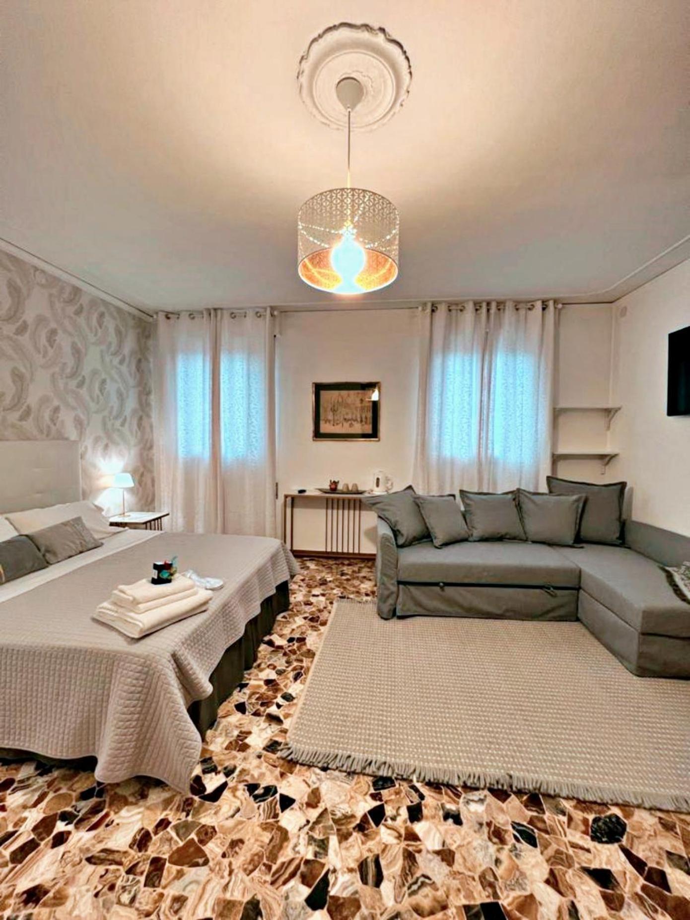 Homestay Canal View Venice