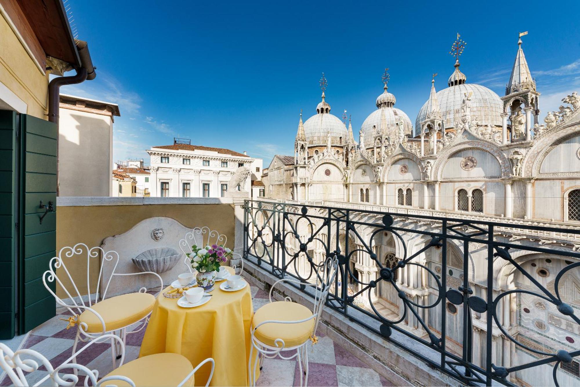 Apartment Due Leoni Terrace In St Mark's Square
