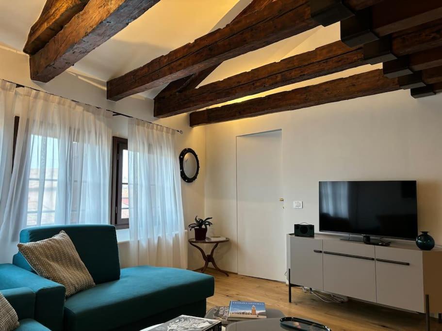 Sedo3032a • • Luxury House • *