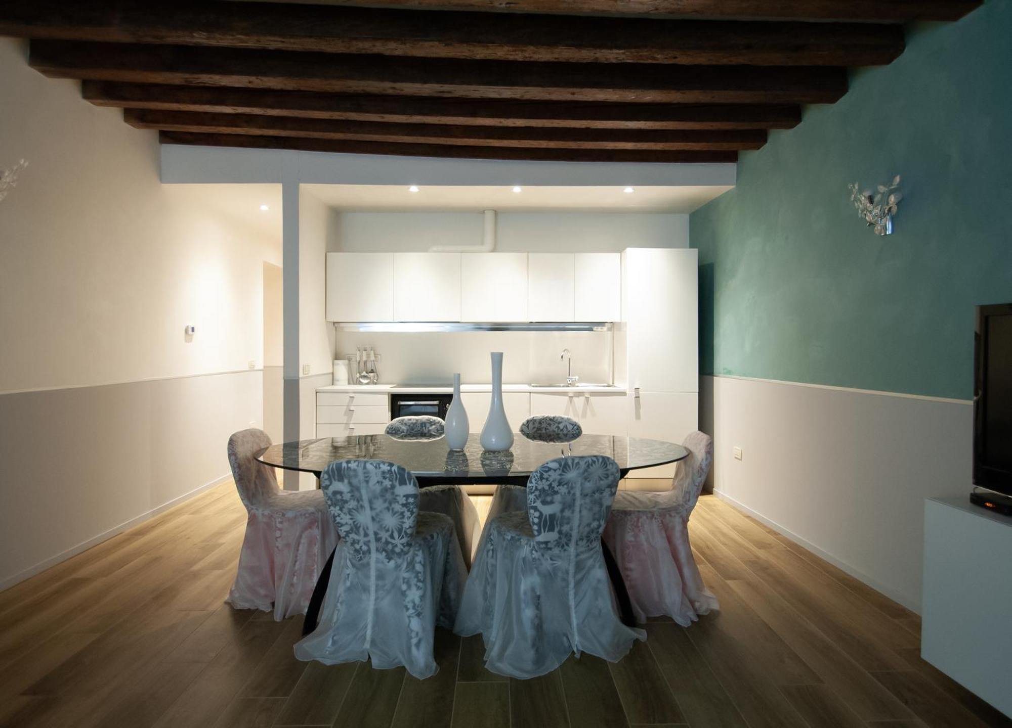 The Lovers' Loft Apartment *