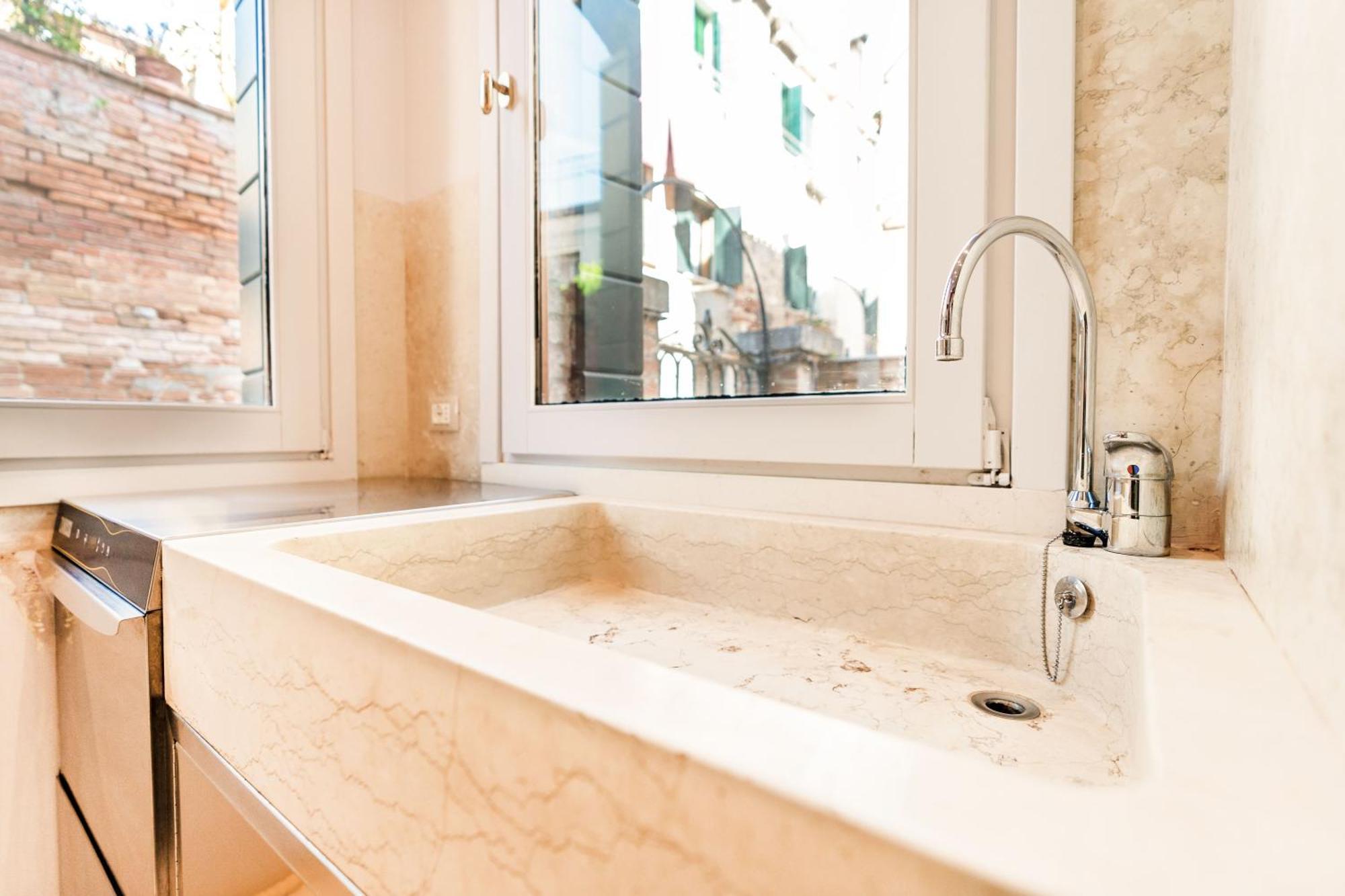Pousada Di Lusso Con Terrazza Sull'acqua