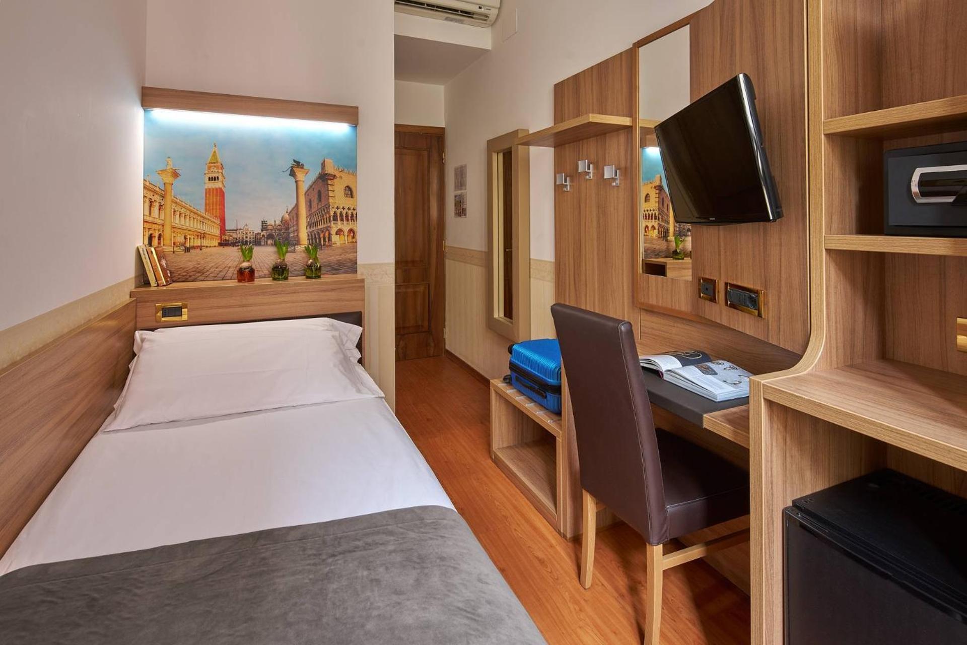 Unahotels Ala Venezia-adults 16