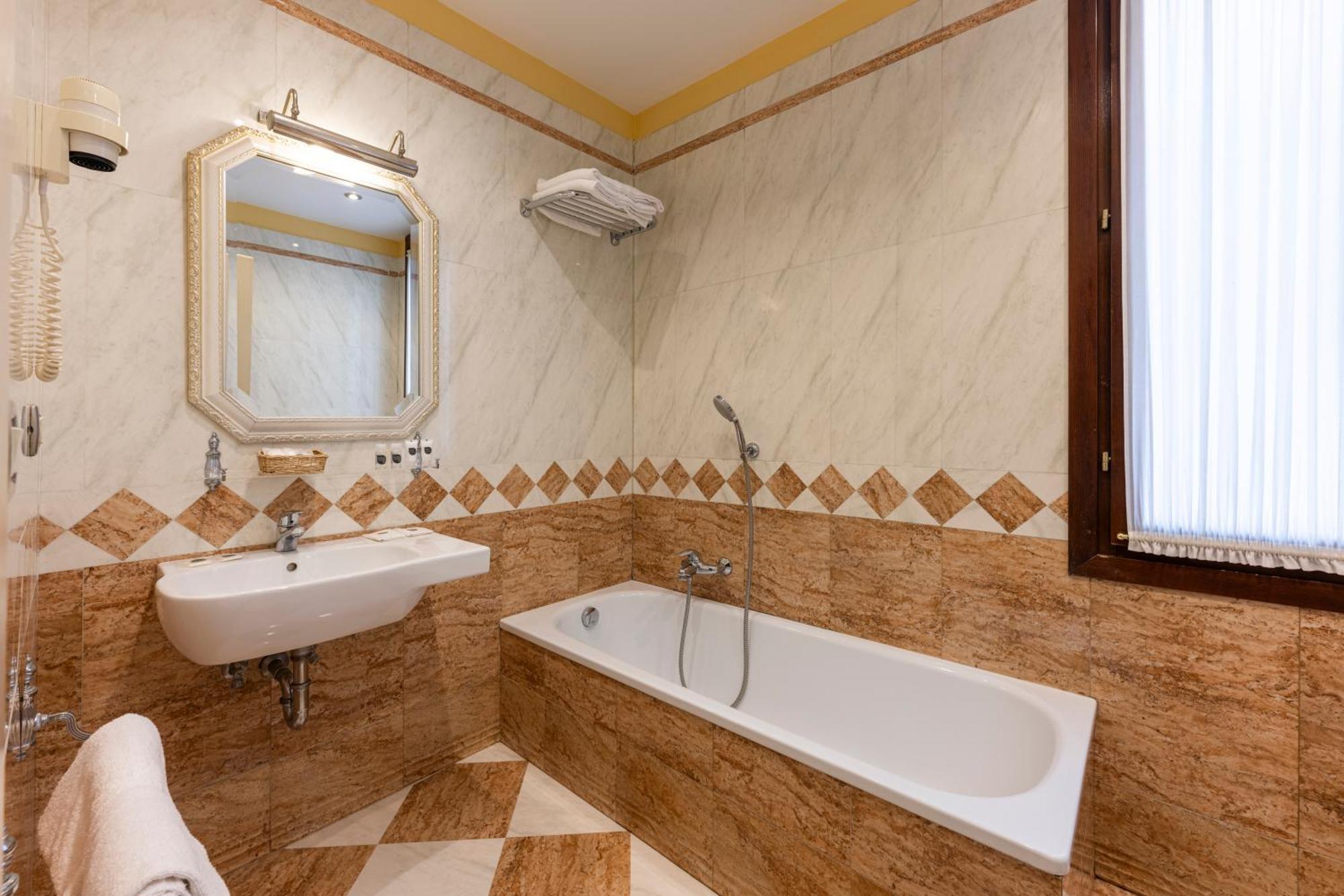 Ca' Dogaressa Hotel 3*