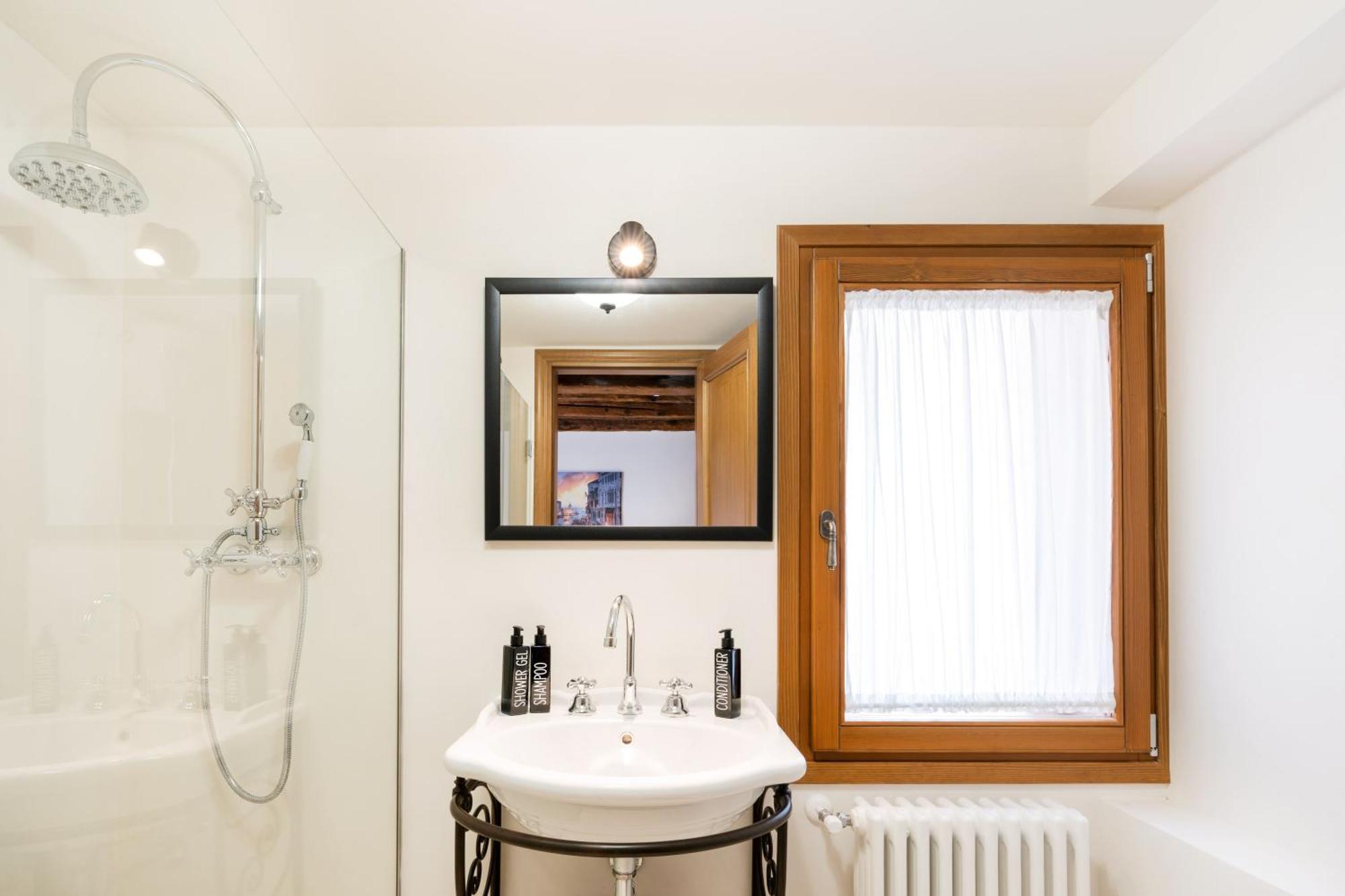 Intera Palazzina Al Centro Di Veneza