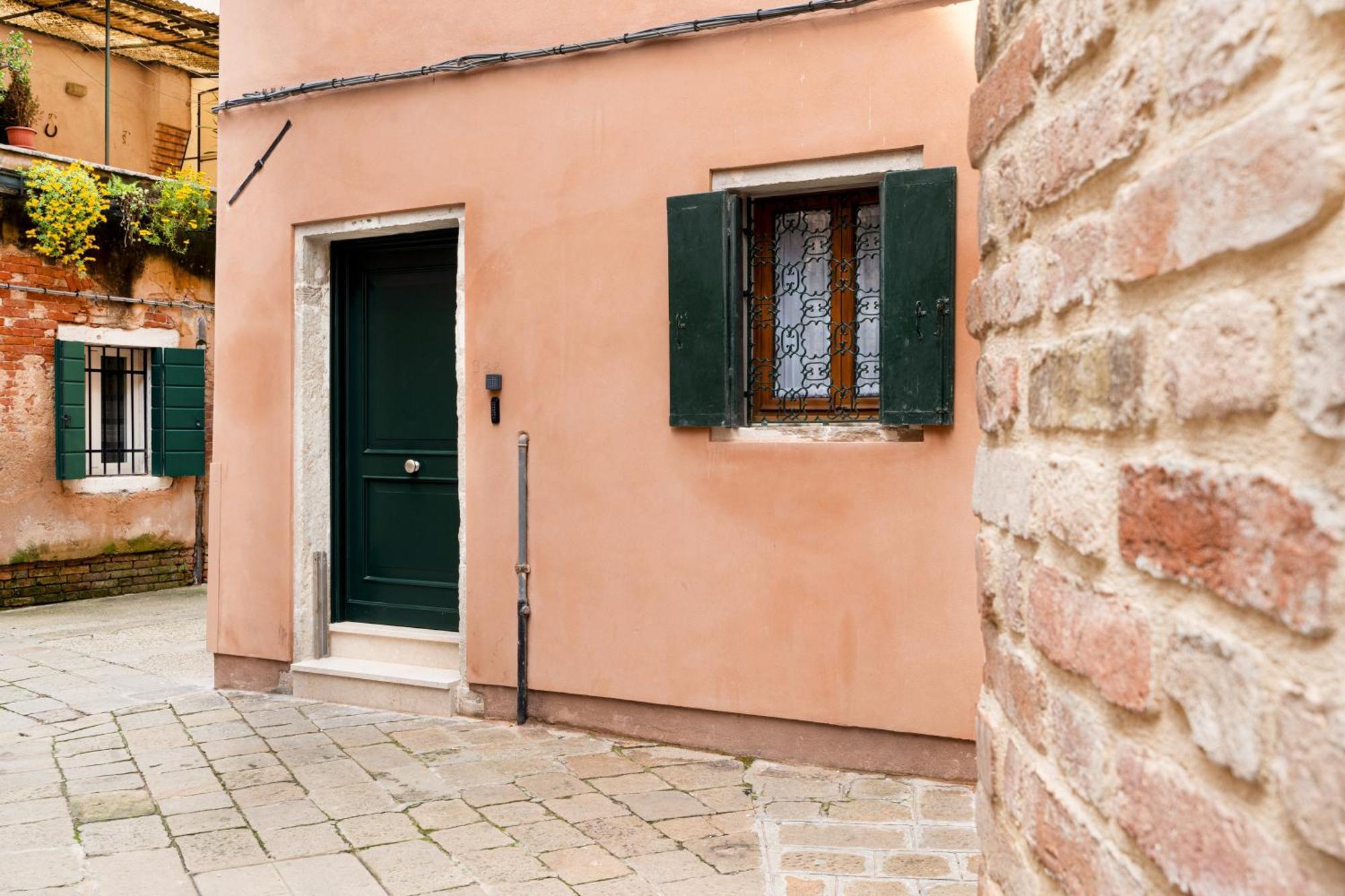 Intera Palazzina Al Centro Di
