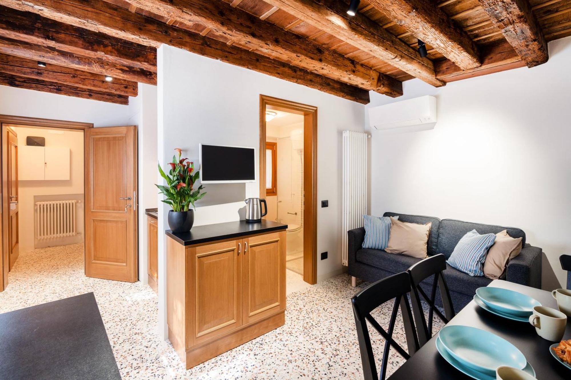Intera Palazzina Al Centro Di