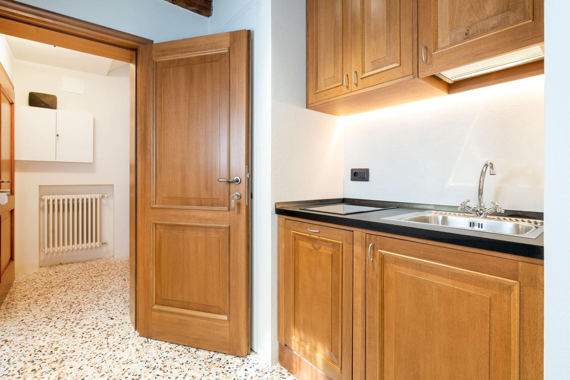 Intera Palazzina Al Centro Di *