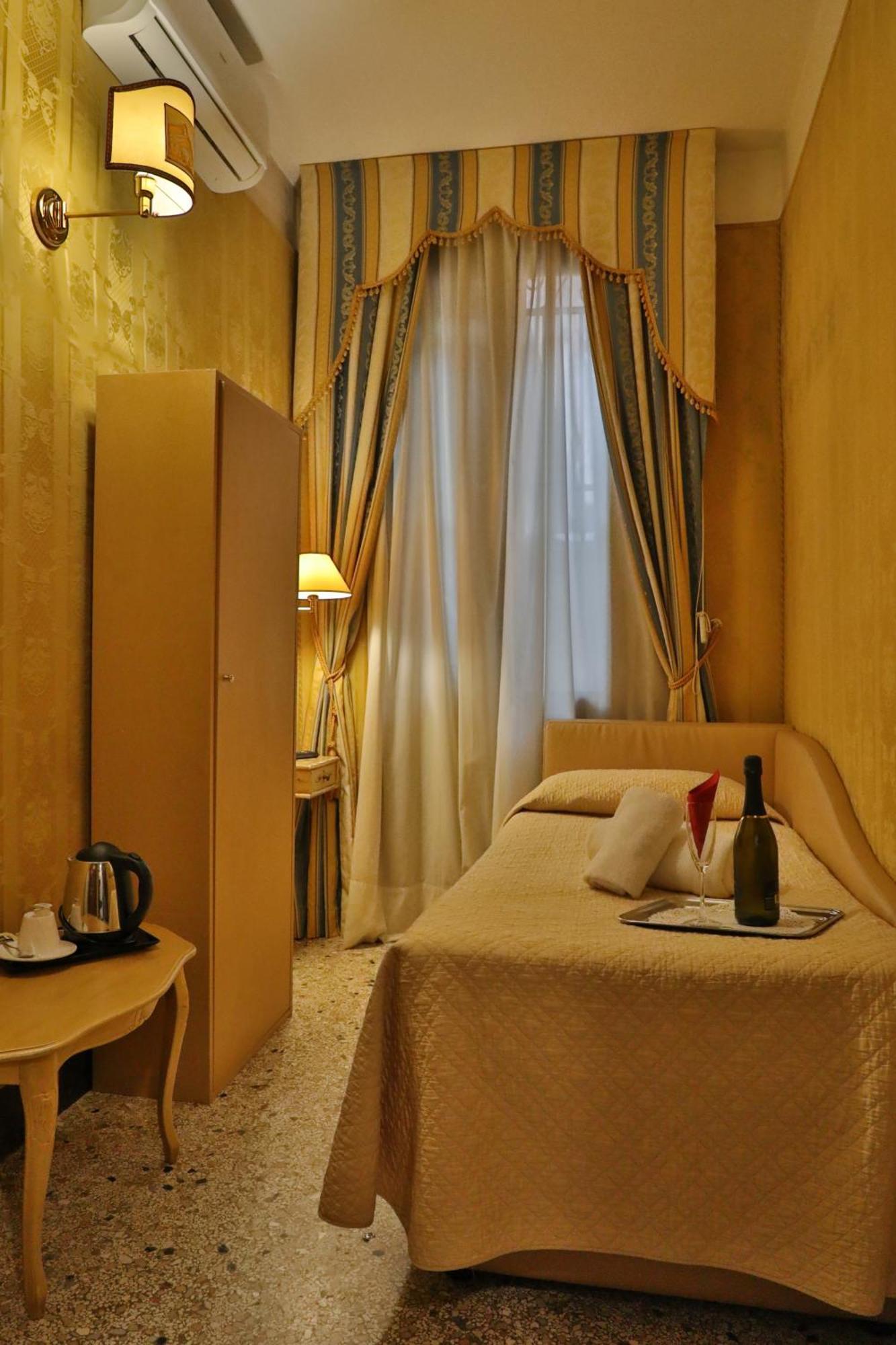Noemi 3* Venice