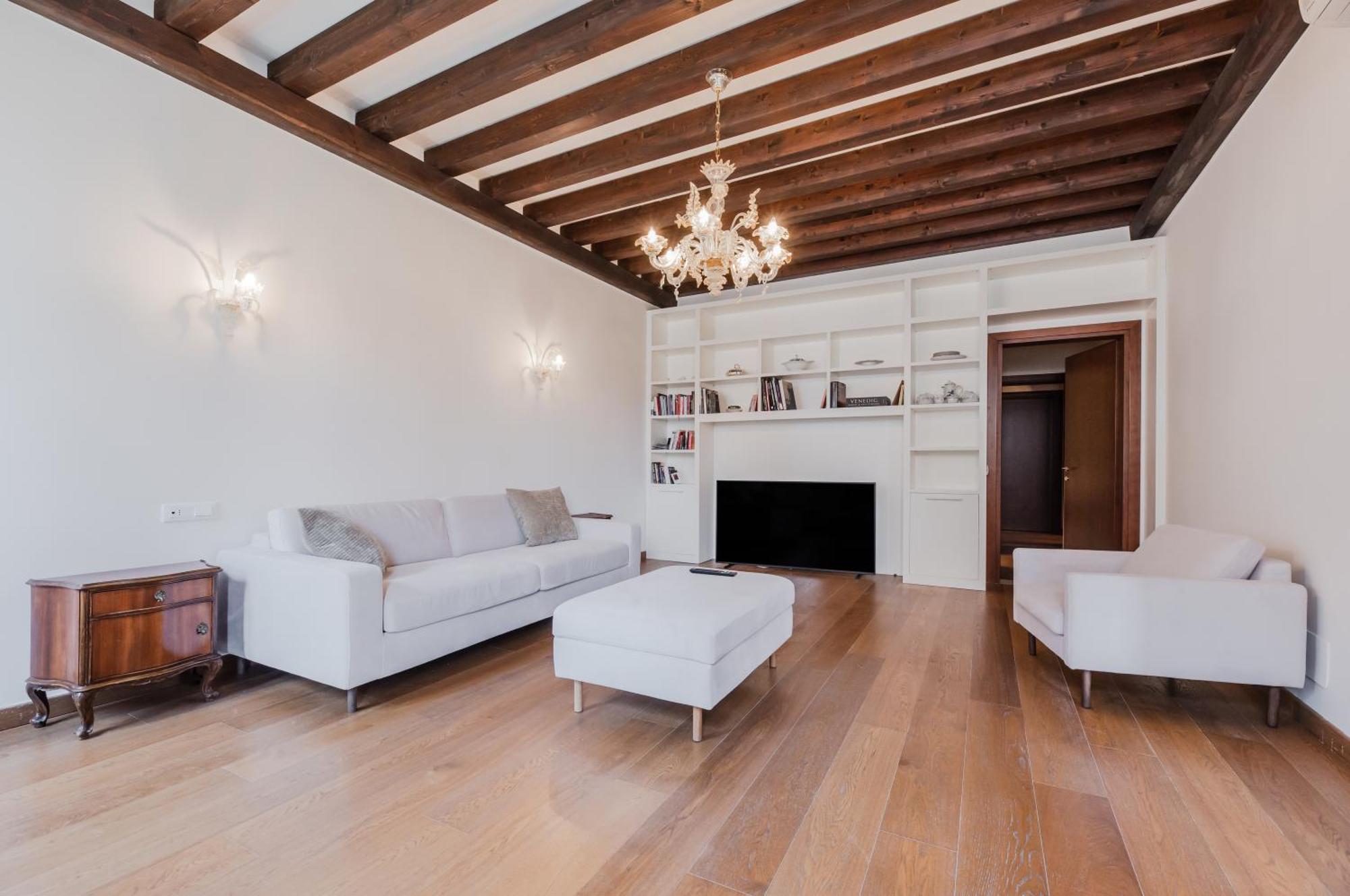 Elegant 7 Minutes From Piazza San Marco!