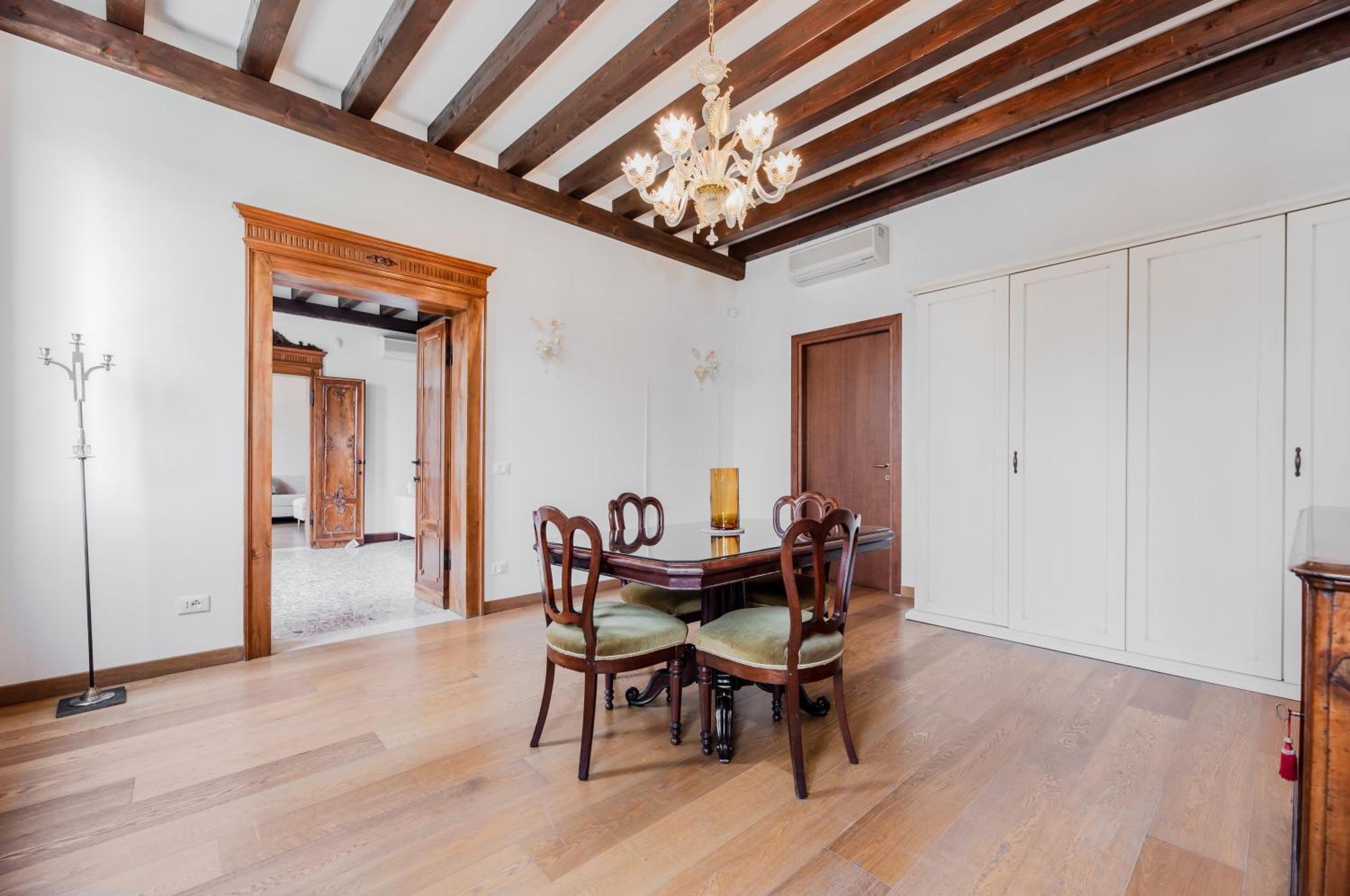 Elegant 7 Minutes From Piazza San Marco!