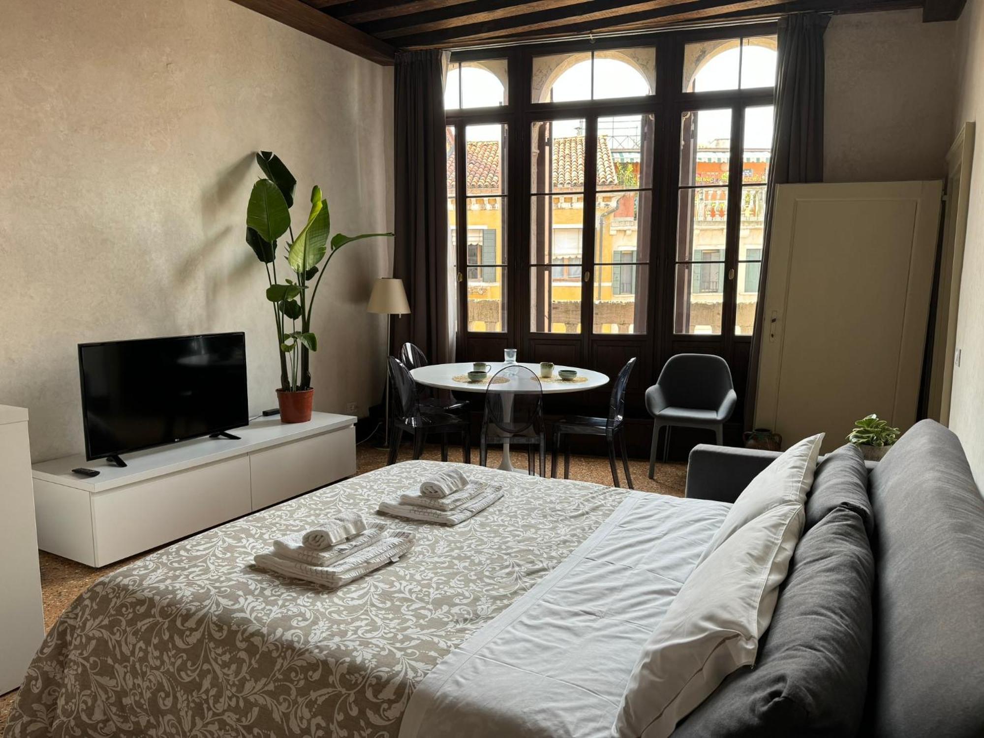 Central Luxury ~ Jacuzzi + Patio A/c Apartment