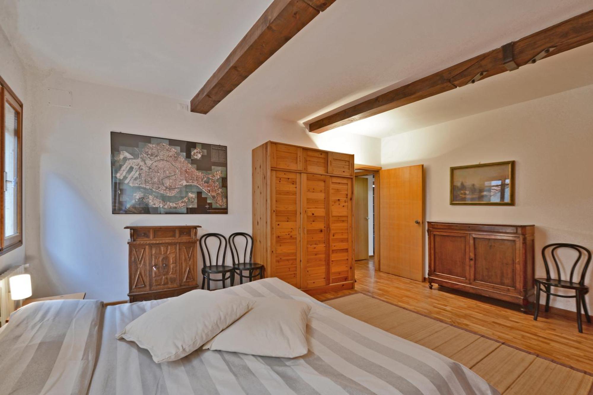 Apartment Homes & Holidays *