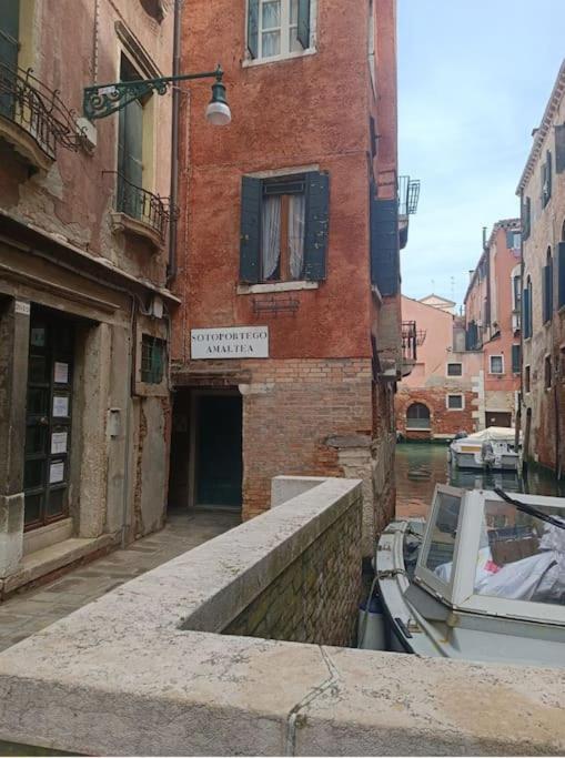 Ca' Amaltea Canal View Apartment Venice