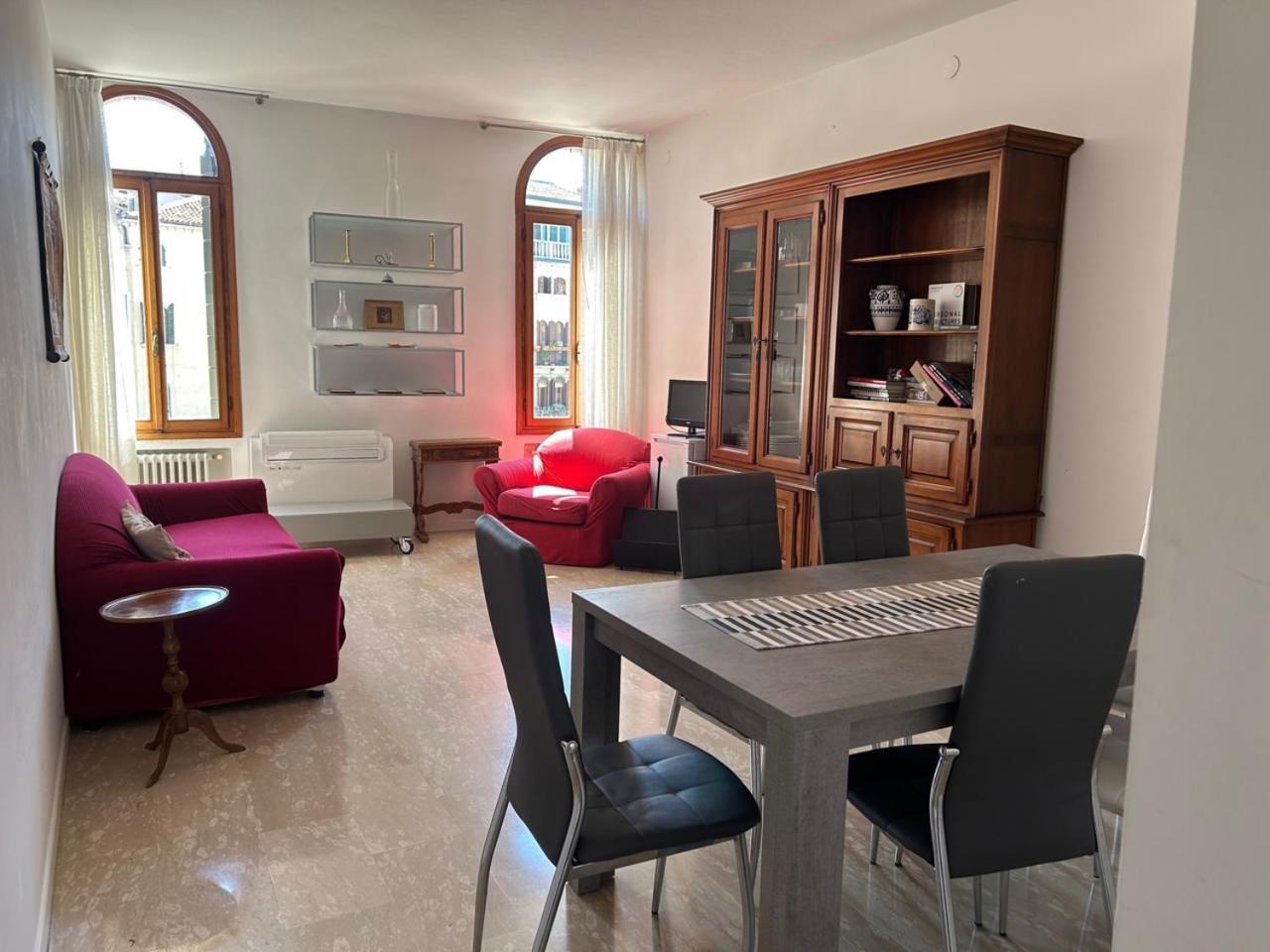 Apartment Homes & Holidays