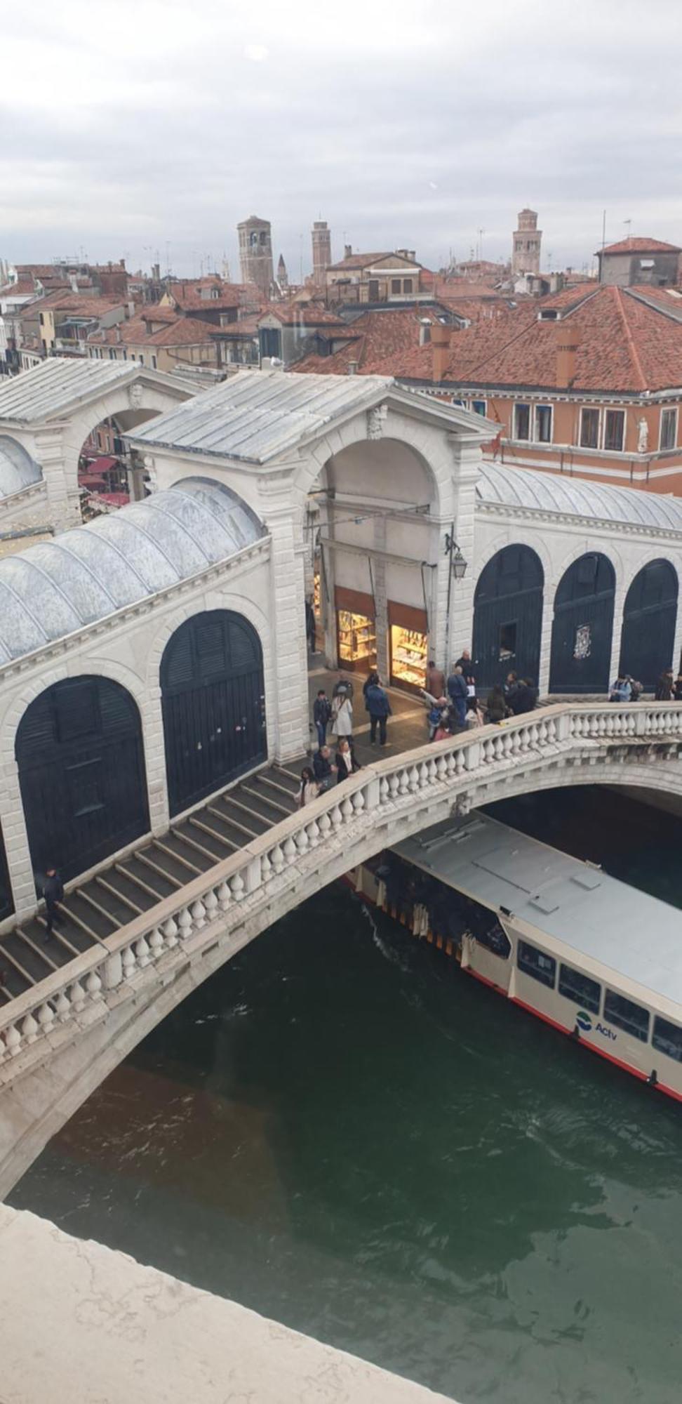 Large 3 Flat Rialto Apartment *