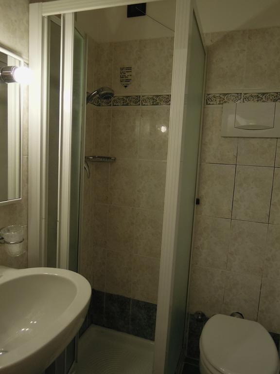 Iris Hotel 2*