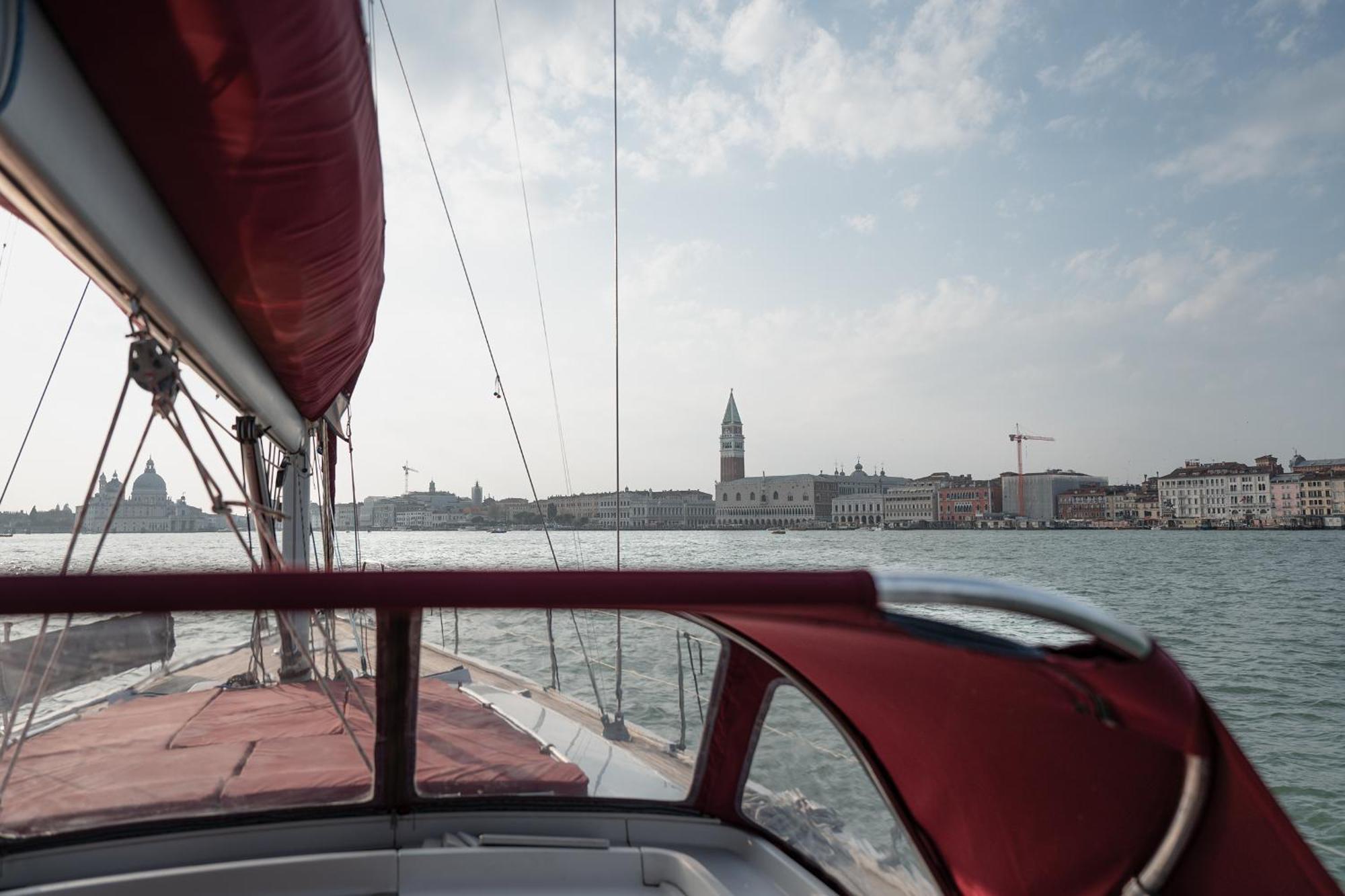 Venice Boat Tour With Aperitif And Music Included On A Sailing Boat Botel Venice