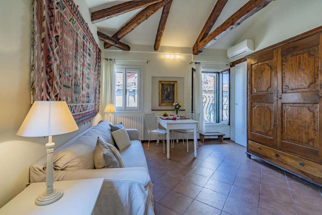Lo Squero 3 With Balcony In Dorsoduro Apartment Venice
