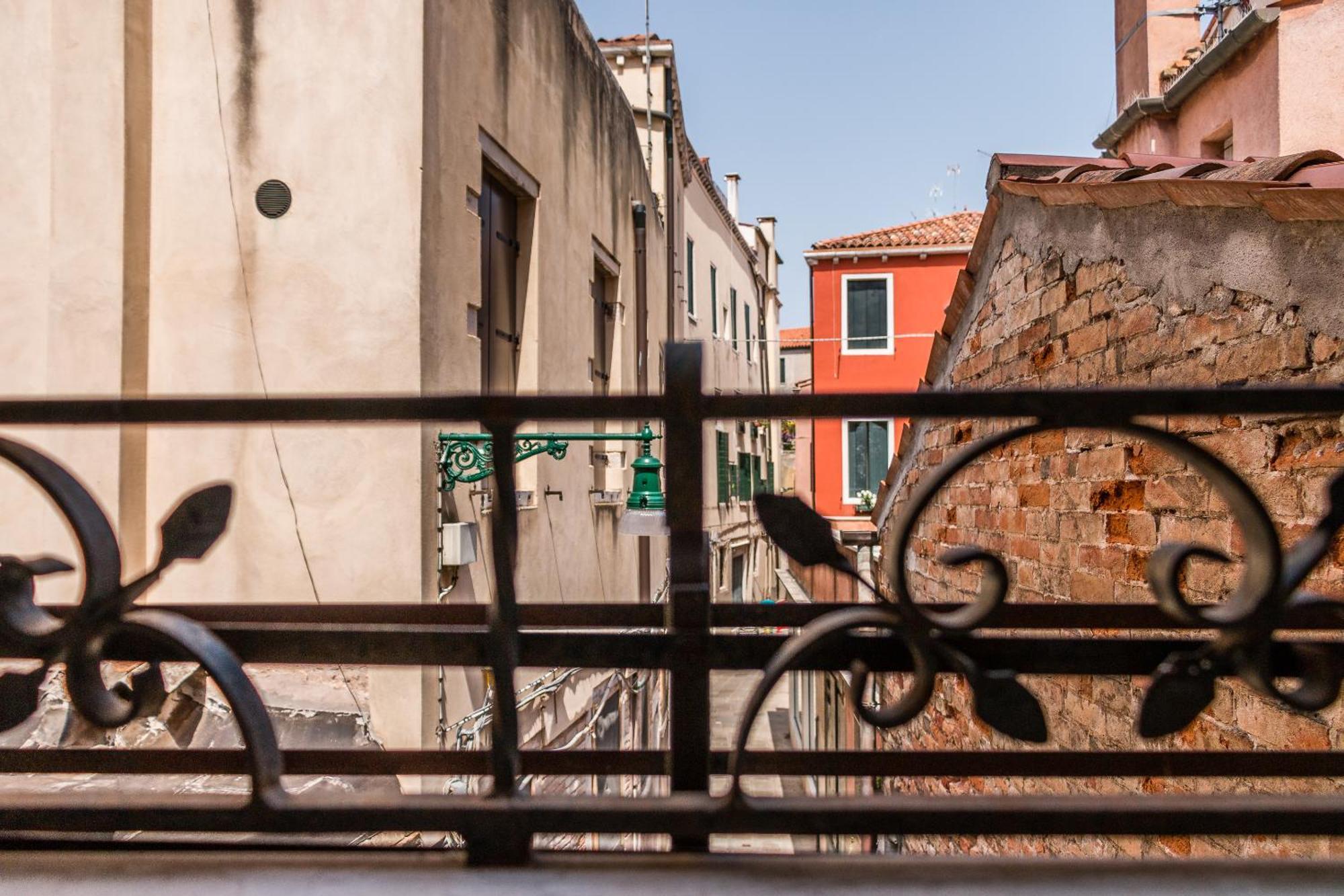 Doge's Mirror & Stair @frari Apartment Venice