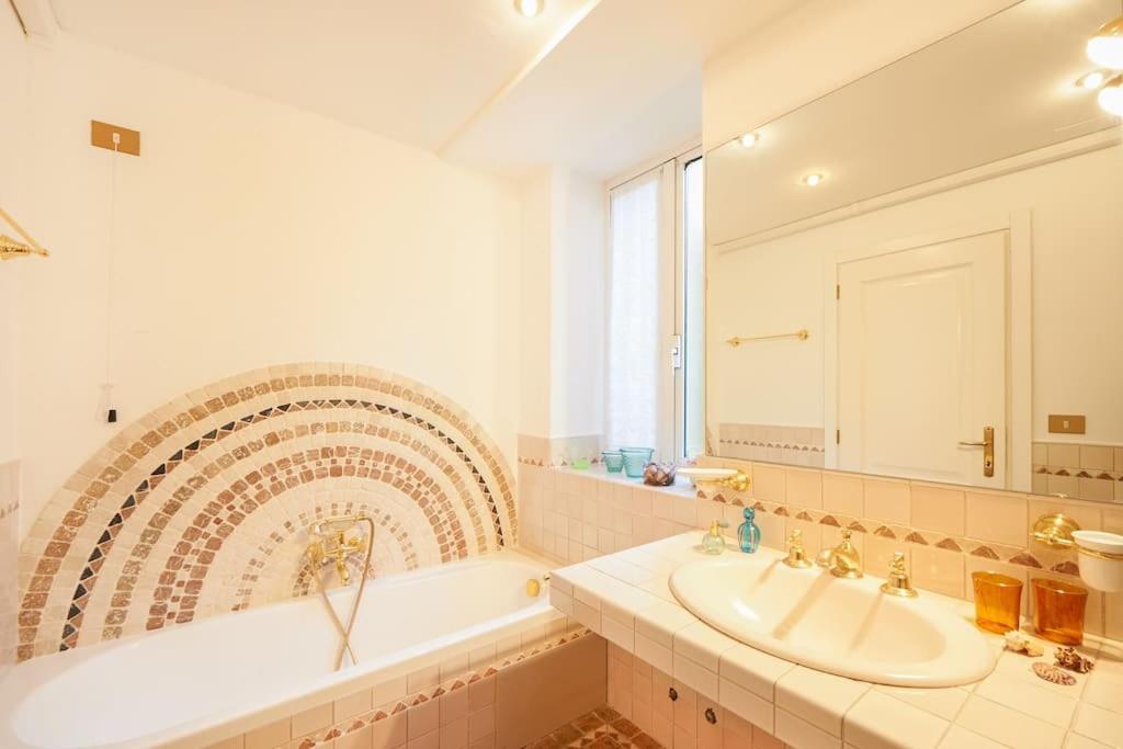 Ca' Del Pittore In Dorsoduro, Elegant Fine Arts District Apartamento Veneza