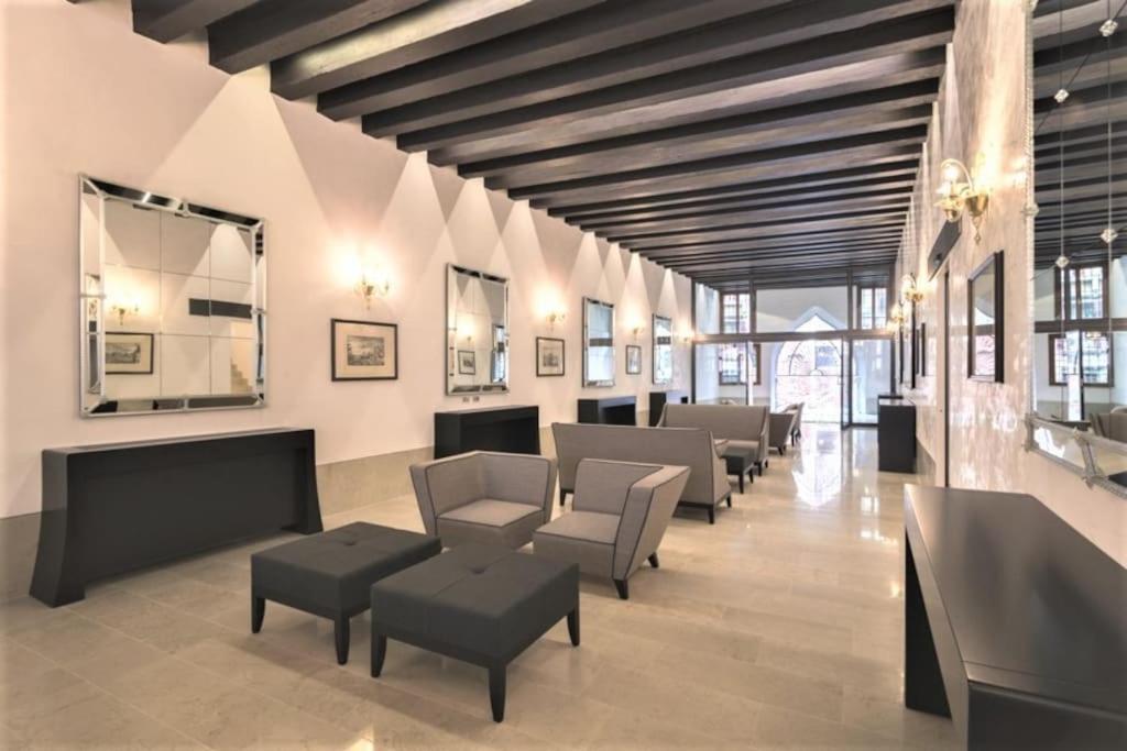 Ca' Vittoria, A Different Way To In * Venice