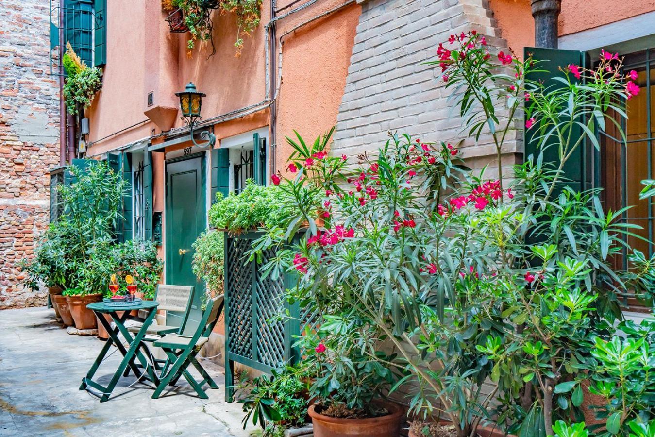 Lo Squero 1 The Secret Courtyard In Dorsoduro Apartment *