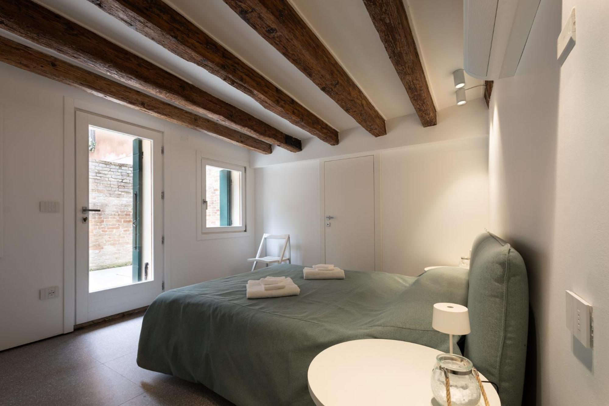 Peggy's Retreat Luxbotiquehome ~ Wifi + Patio * Venice