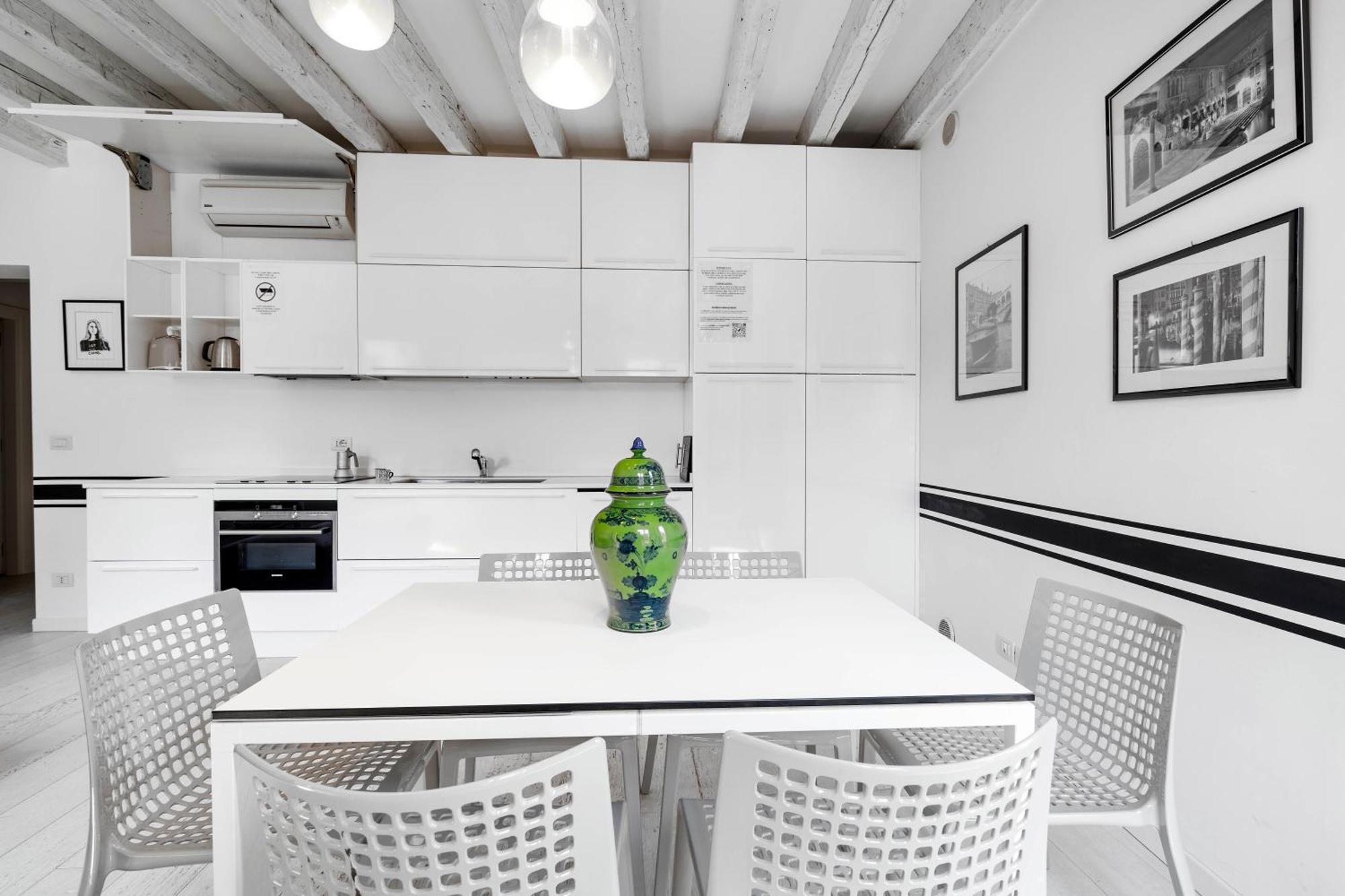 Black And White Apartment *