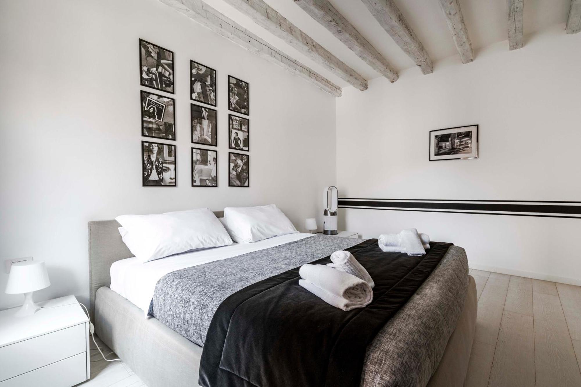Black And White Apartment Venice