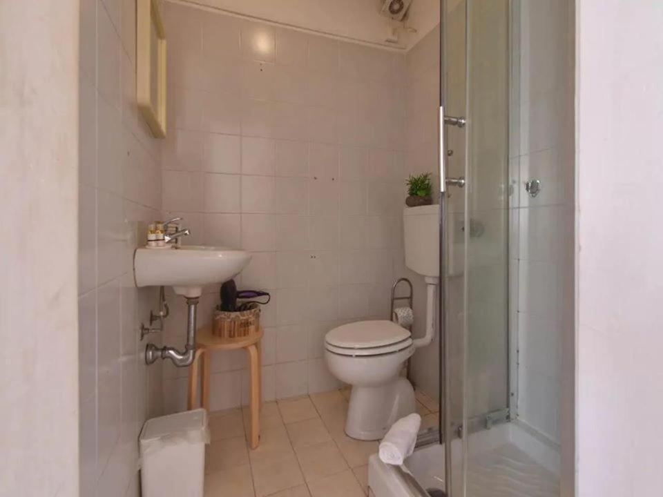 Acomodação com café da manhã  /room With Private Bathroom *