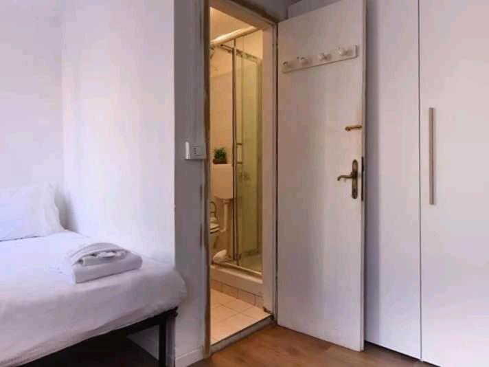 /room With Private Bathroom