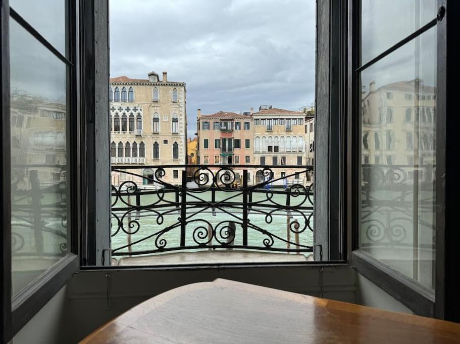 Ponte Di Rialto E Canal Grande-palazzo Benzon Venice