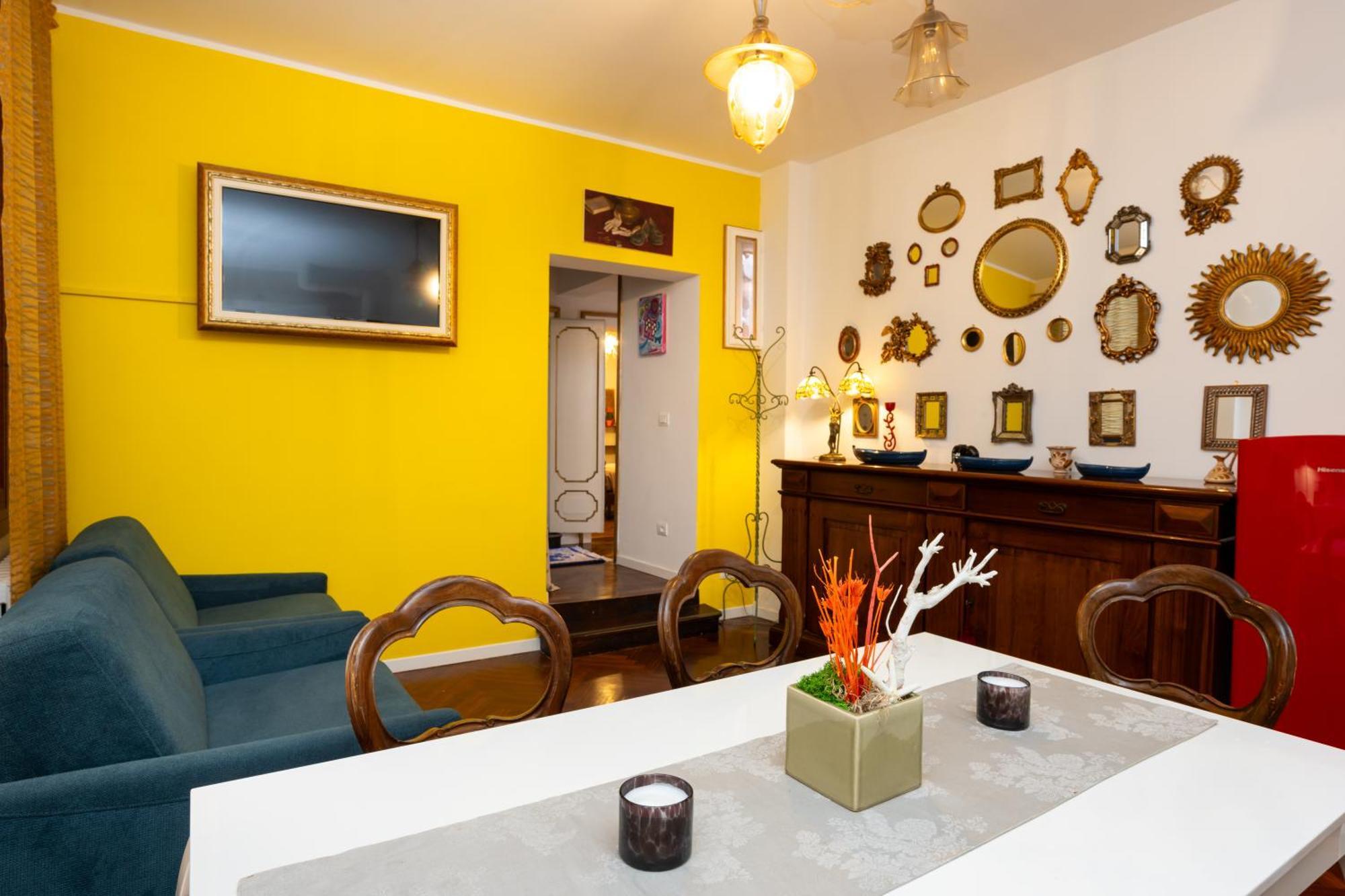 By Rialto Apartment *