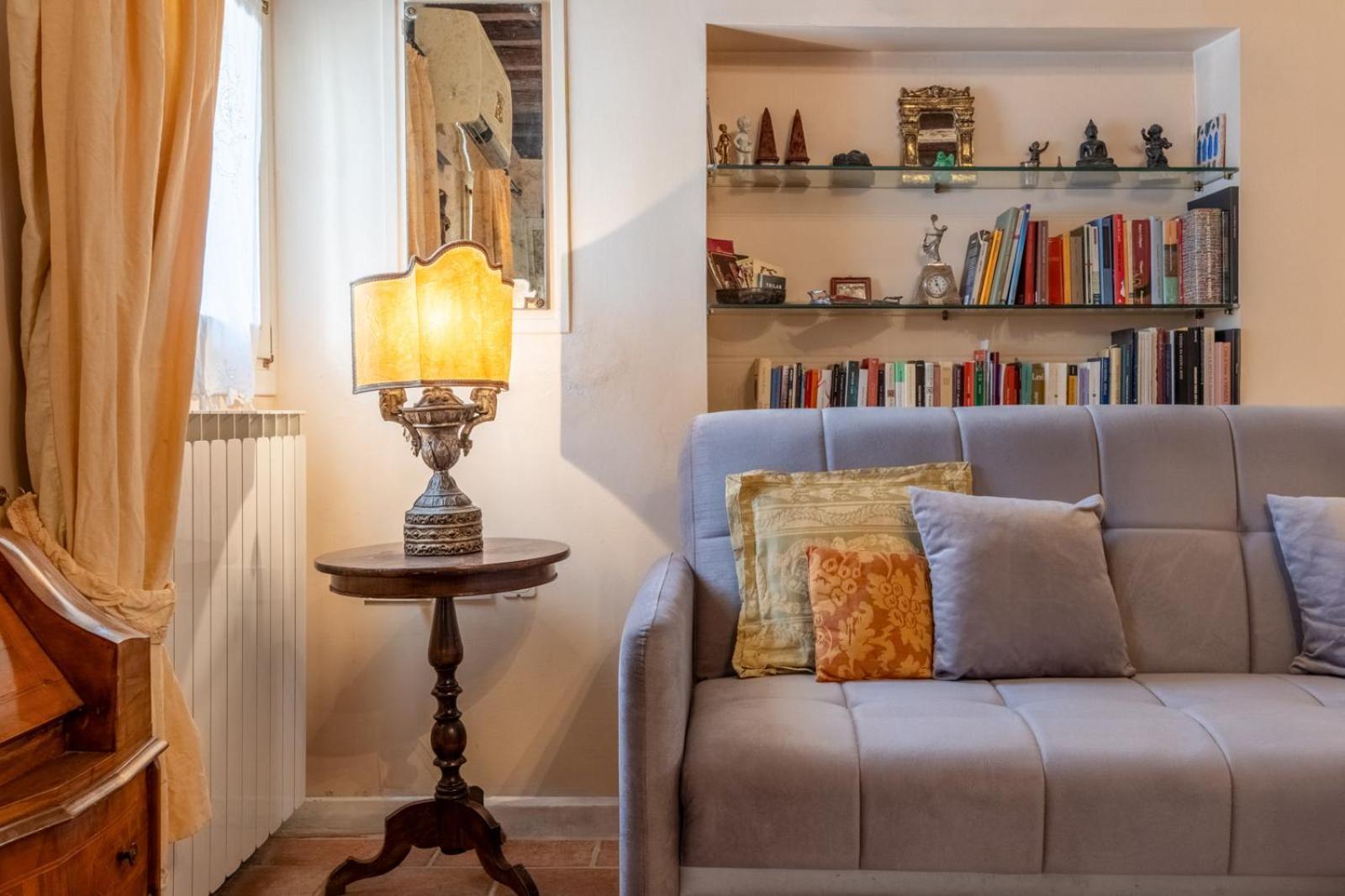 Zero Stairs + Canal View Apartment Venice