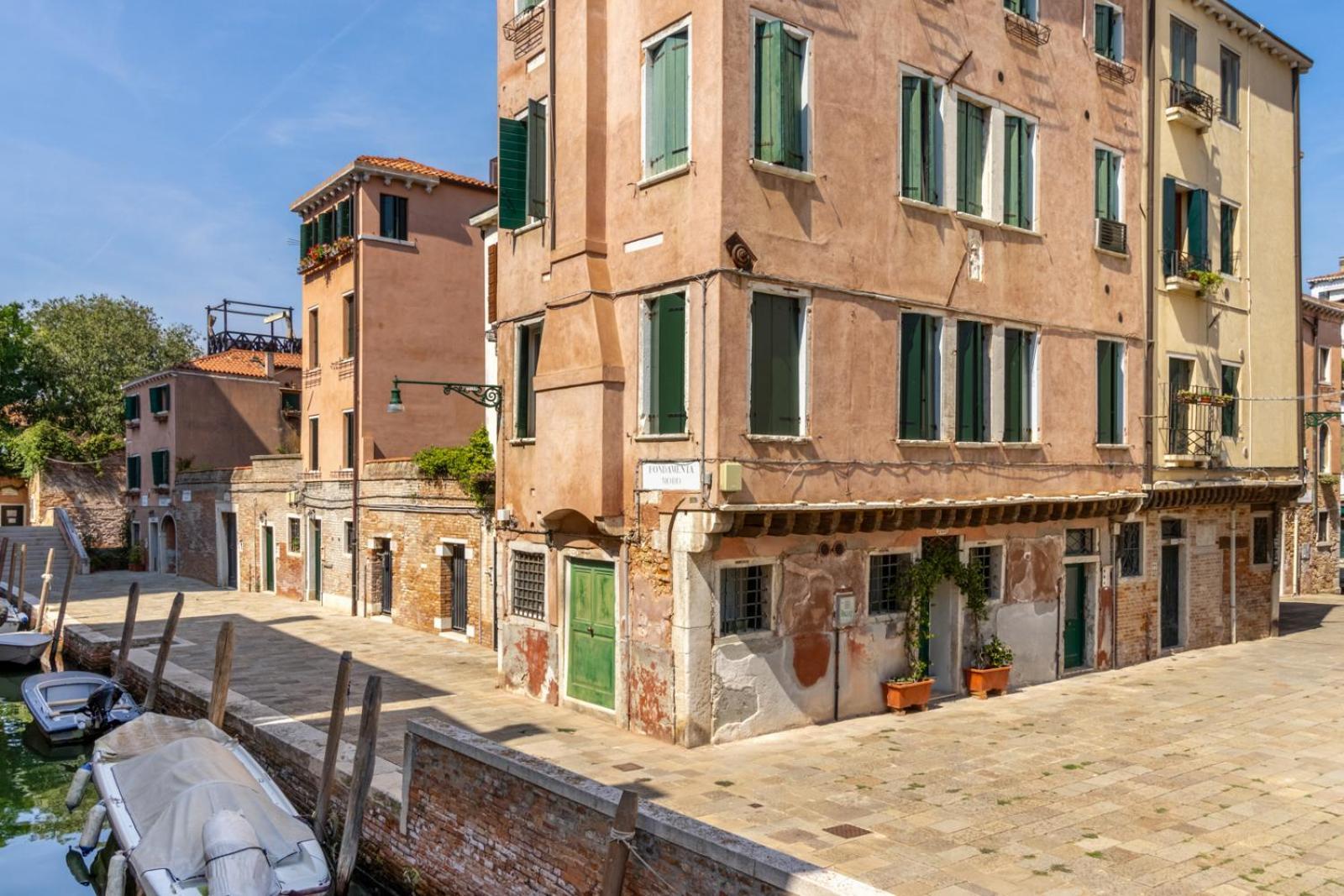 Apartment Zero Stairs + Canal View