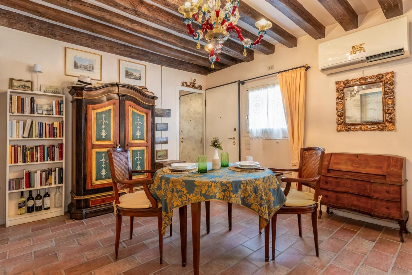 Zero Stairs + Canal View Apartment Venice
