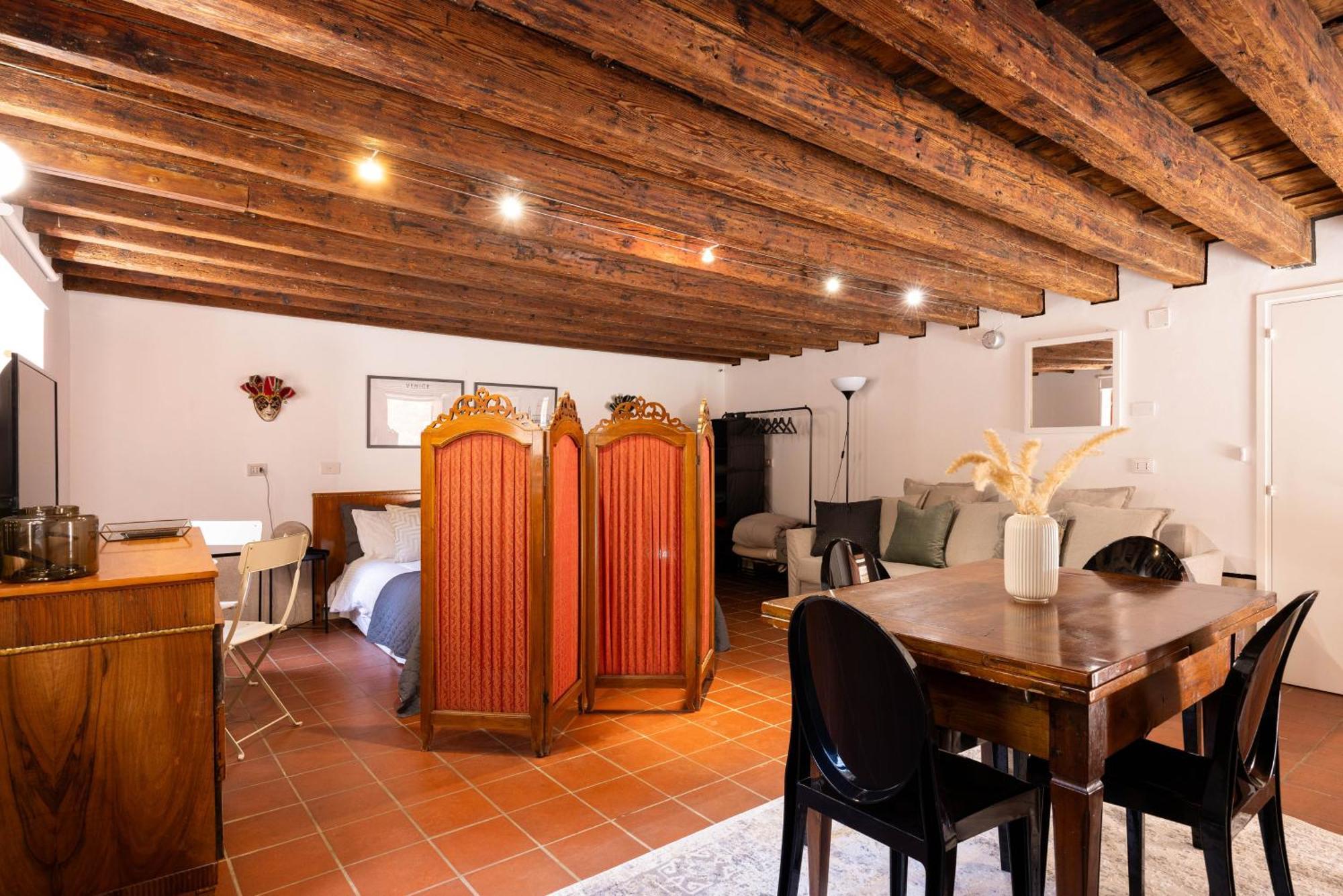 Canal House Apartment