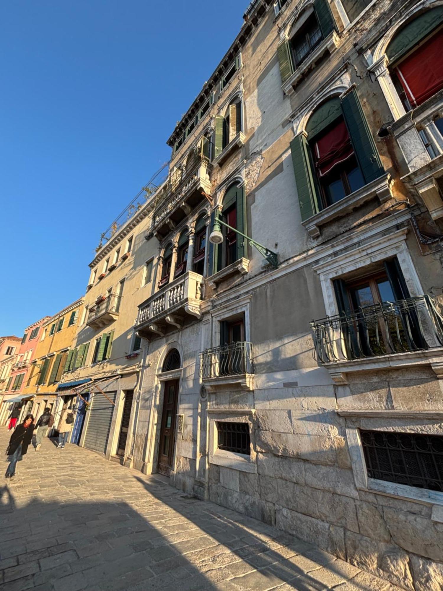 Large And Bright With Canal View Apartment Venice