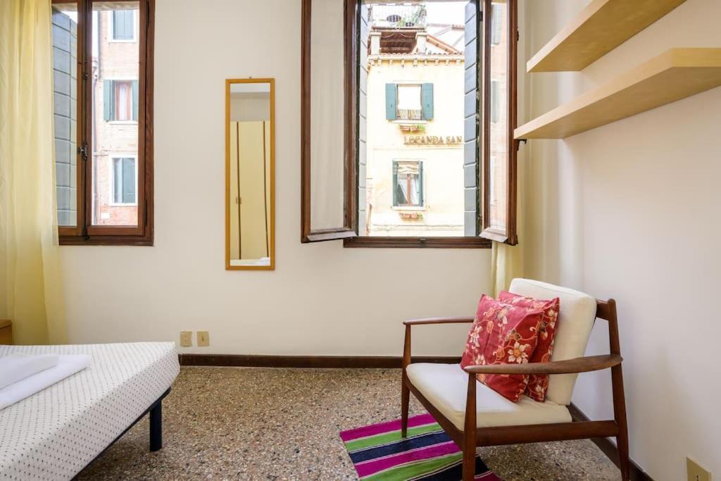 Borgo Canal View Apartment Venice