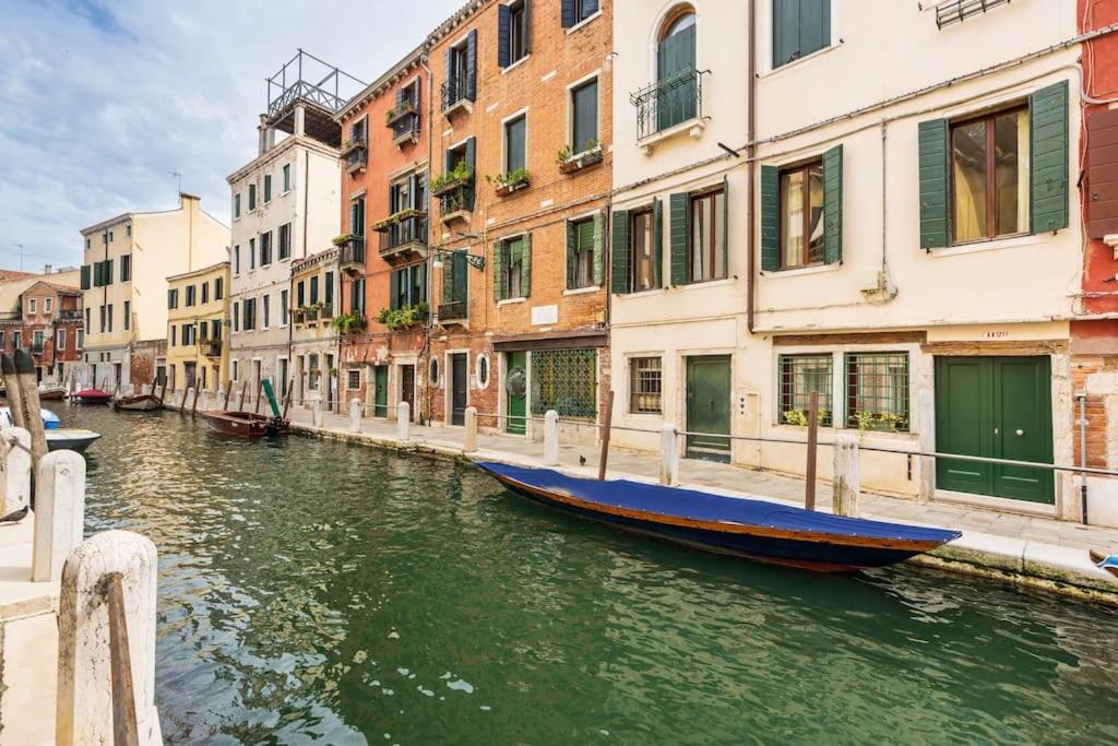 Borgo Canal View Apartment Venice