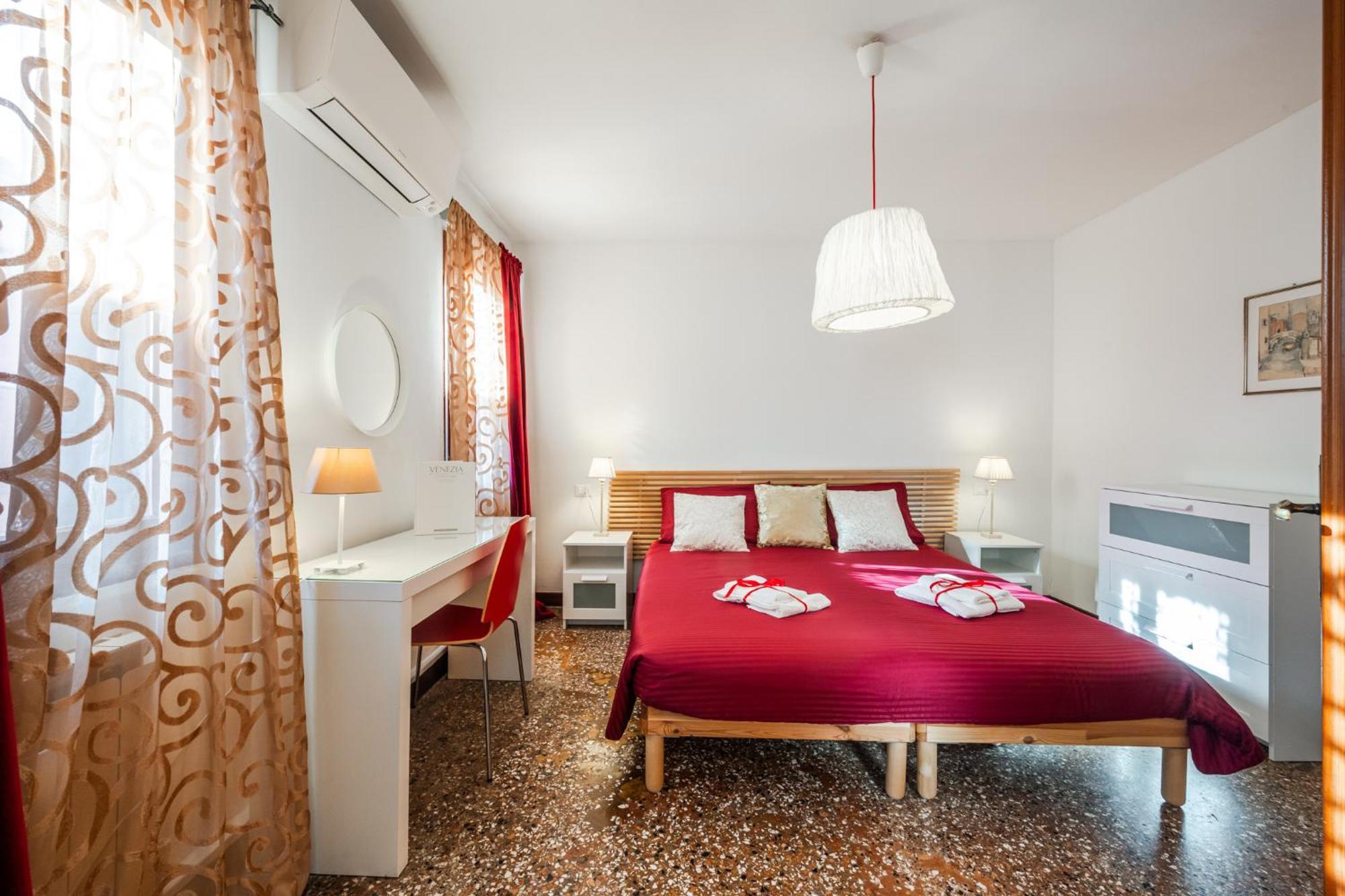 Queen Carlotta Apartment Venice