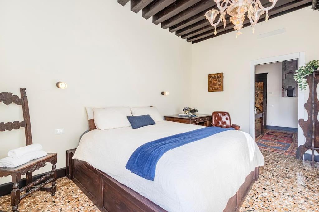 Canal View Luxury Heritage Retreat 2 Bedroom * Venice