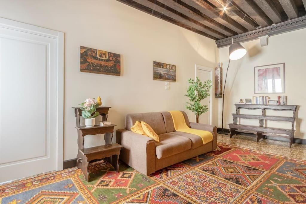 Canal View Luxury Heritage Retreat 2 Bedroom Apartment Venice