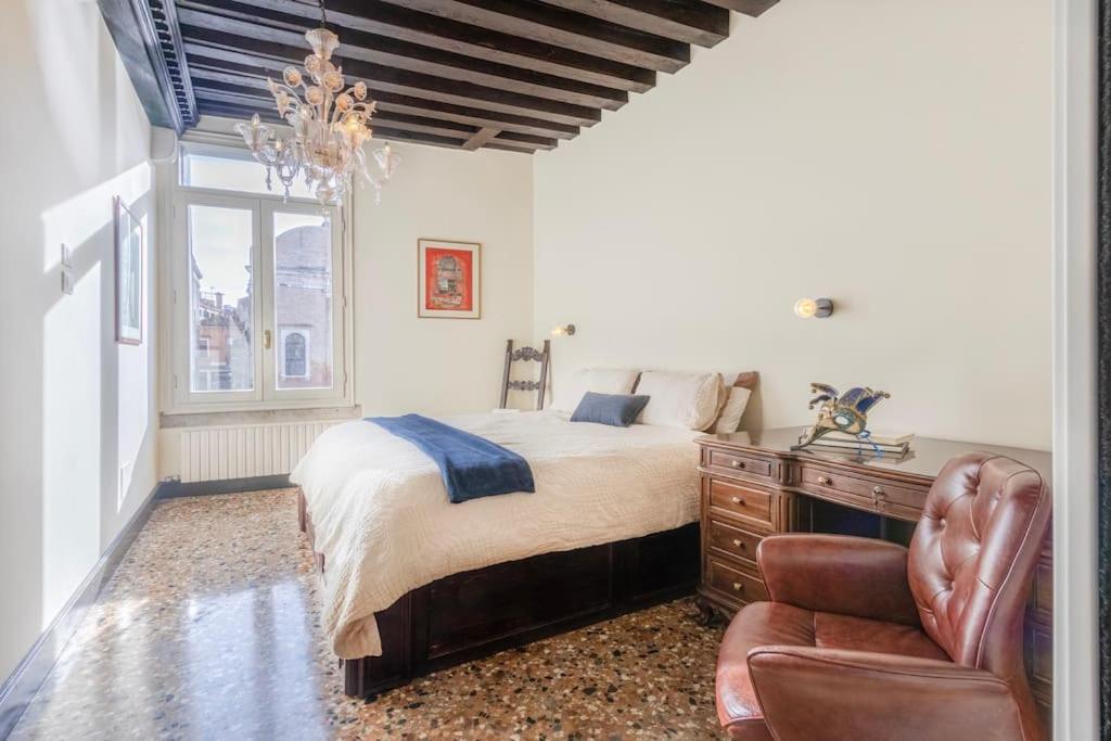 Canal View Luxury Heritage Retreat 2 Bedroom Apartment