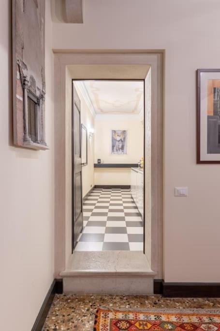 Canal View Luxury Heritage Retreat 2 Bedroom Apartment Venice