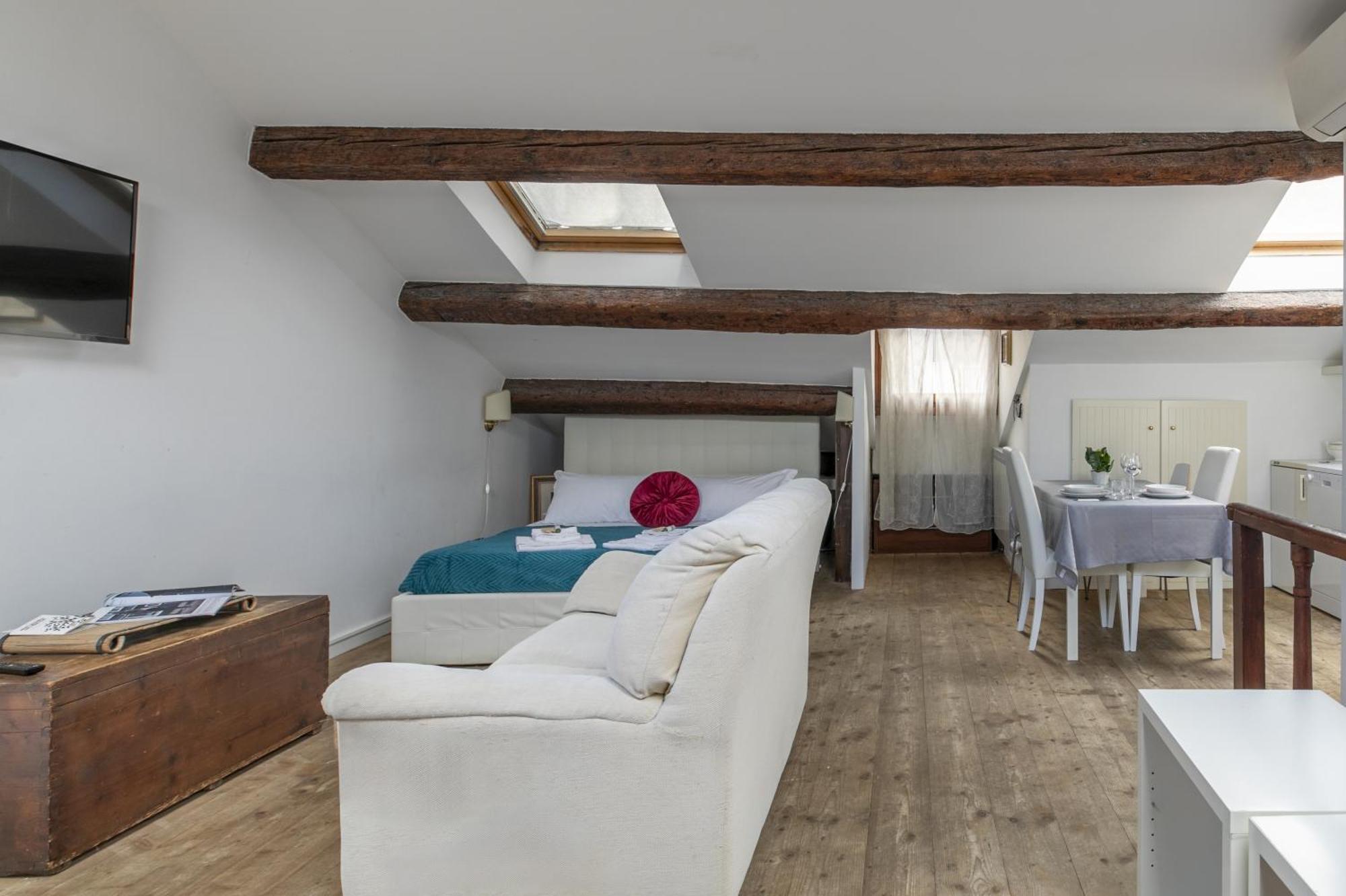 Lovely Attic For 4 Person With Wifi - A/c *